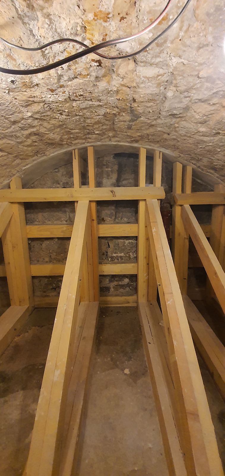 Étaiement bois d'une voûte de cave en maçonnerie avant intervention