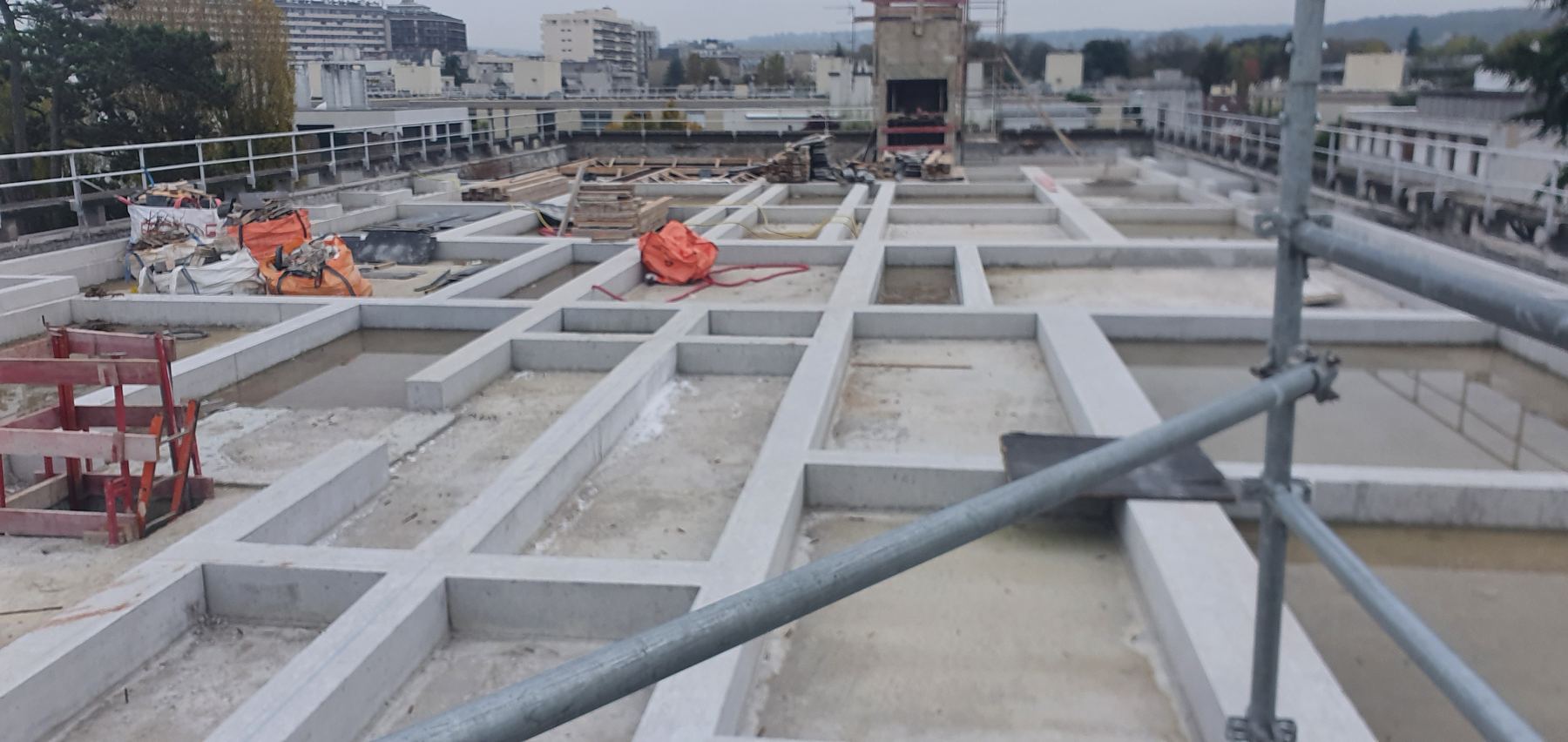 Longrines en béton coulées sur la toiture existante pour reprendre les charges de la surélévation, Boulogne-Billancourt