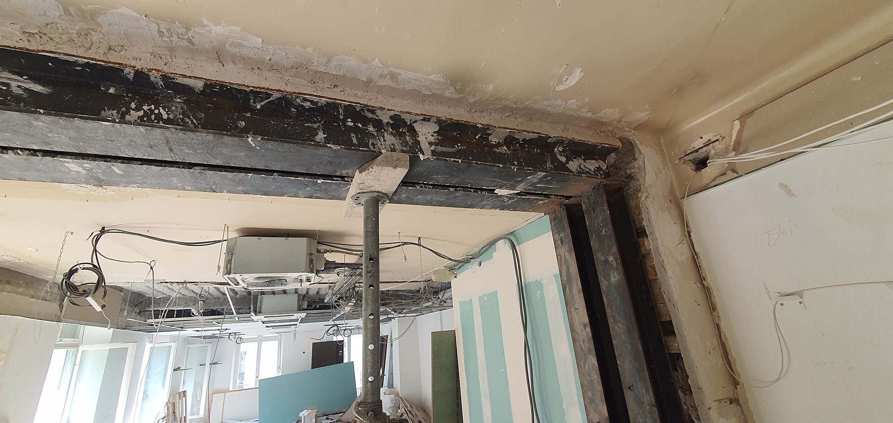 Ouverture dans un mur porteur : cadre métallique et linteau créés dans la maçonnerie