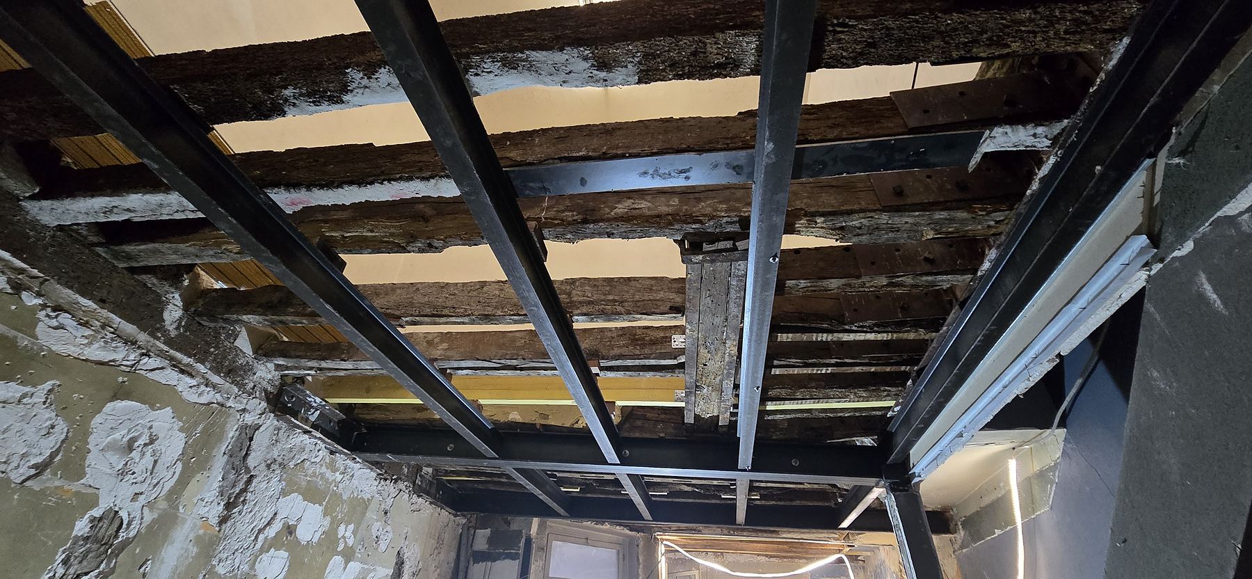 Renfort de plancher bois : poutres acier sous les solives d’origine