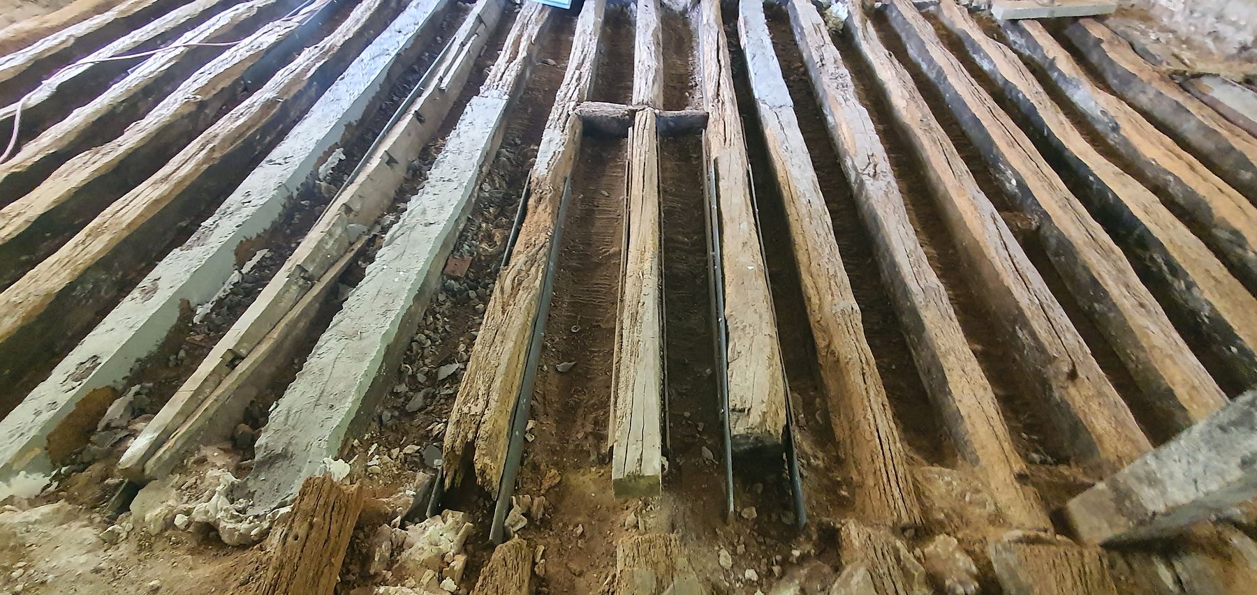 Solives anciennes en bois mises à nu, au plus près des assemblages