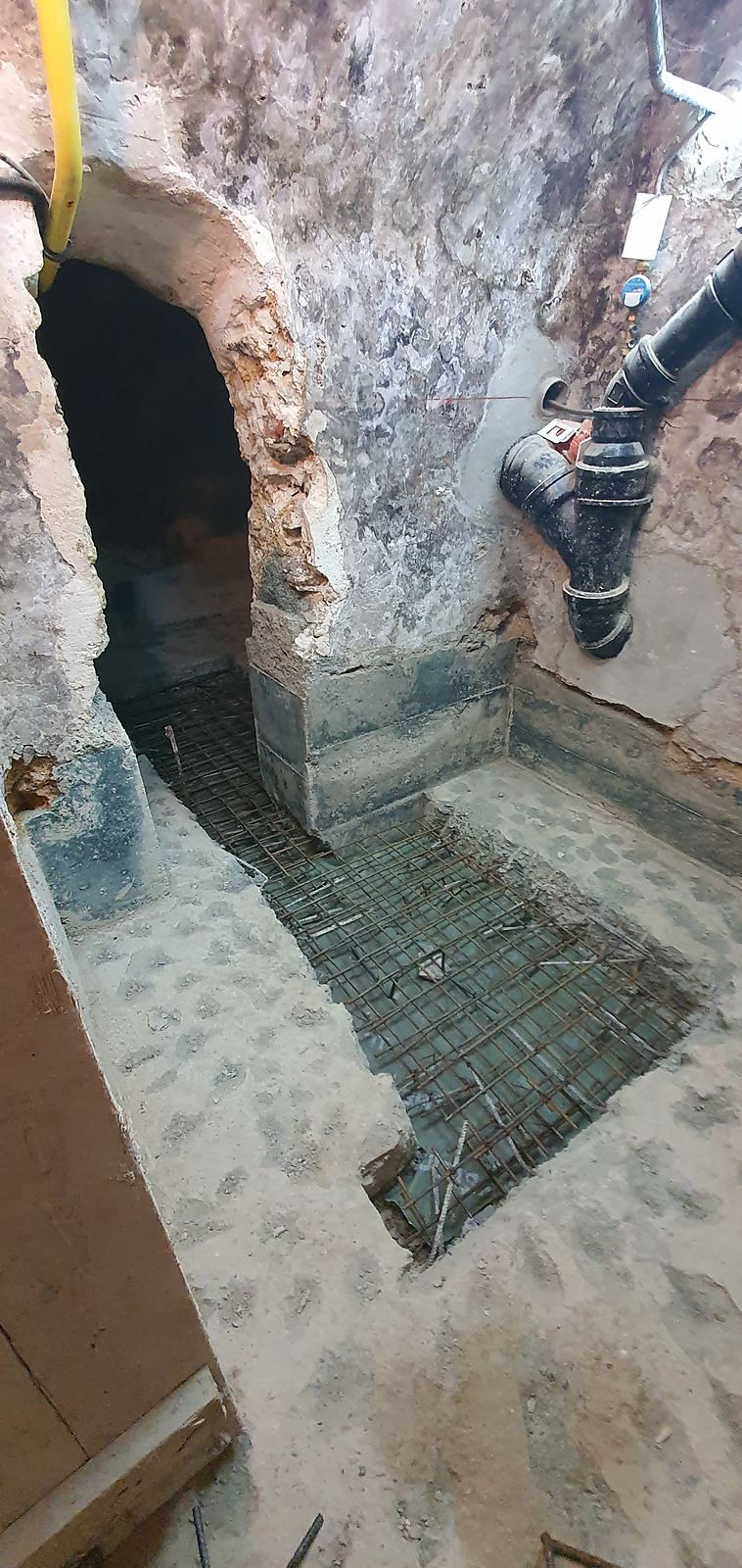 Ferraillage d'une semelle en sous-œuvre, au pied d'une voûte maçonnée