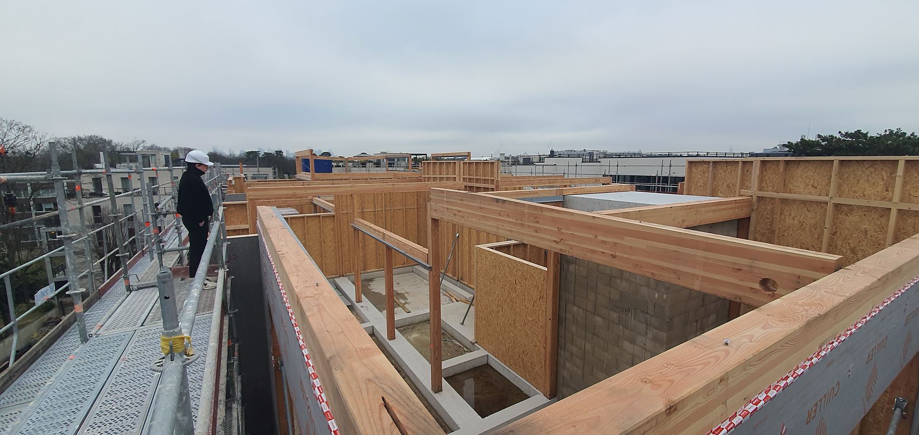 Surélévation en ossature bois en cours de montage au-dessus d'un immeuble de bureaux, Boulogne-Billancourt